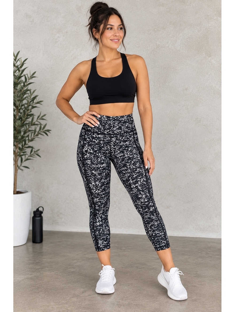 Lululemon Women's Cropped Leggings Size 8 Black White Print